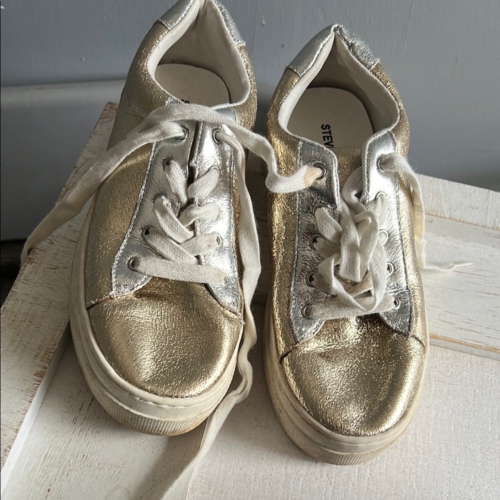 Steve Madden Gold Sneakers Classic Design